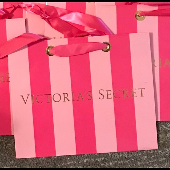 Victoria’s Secret shopping Bundle of 20
6 gift bags
14 Wrapping gift silk paper - Picture 5 of 6